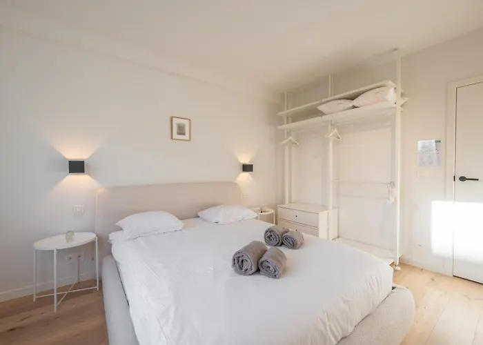 Apartment Bright Modern With Balcony *