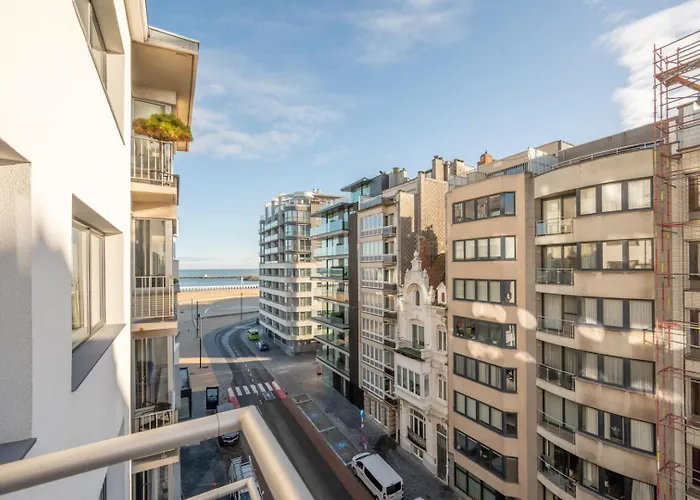 Bright Modern With Balcony
