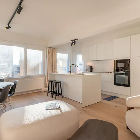 Bright Modern With Balcony