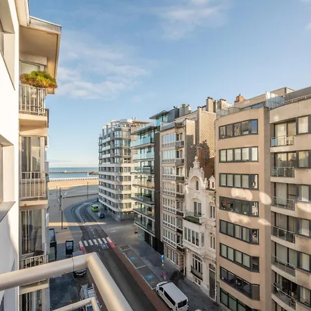 Bright Modern With Balcony