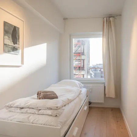 Bright Modern With Balcony