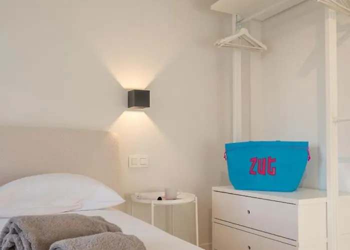 Apartment Bright Modern With Balcony