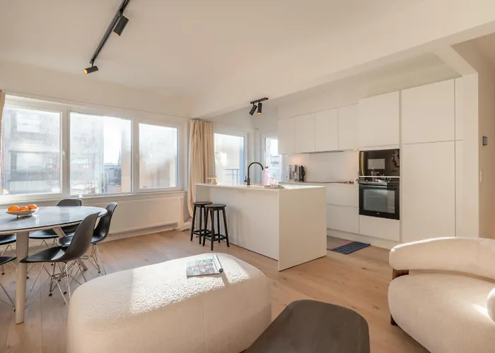 Bright Modern With Balcony